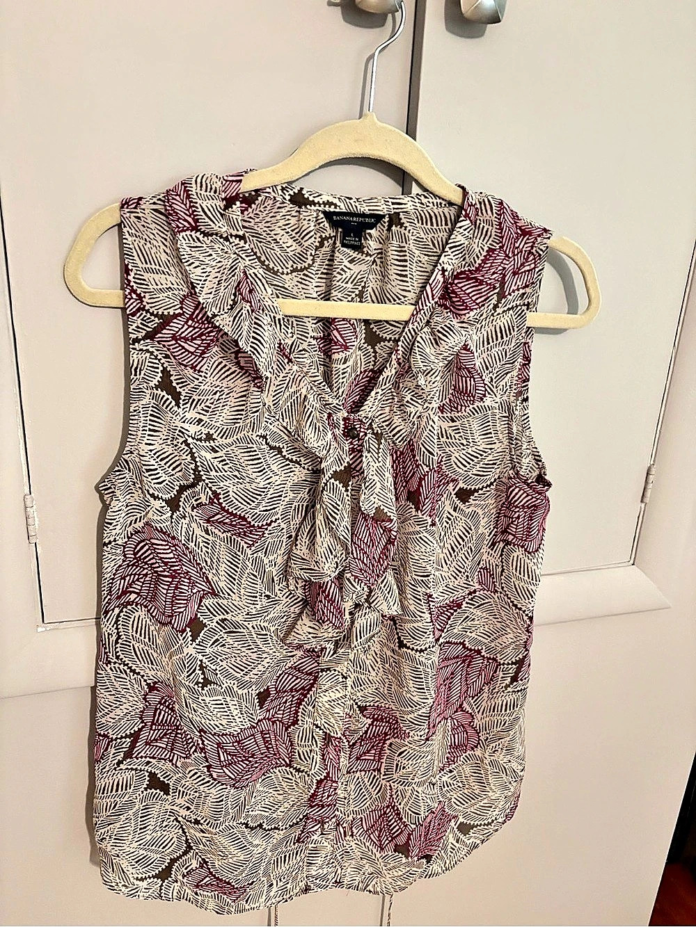 Banana Republic Printed Sleeveless Blouse in Red & Cream Like New